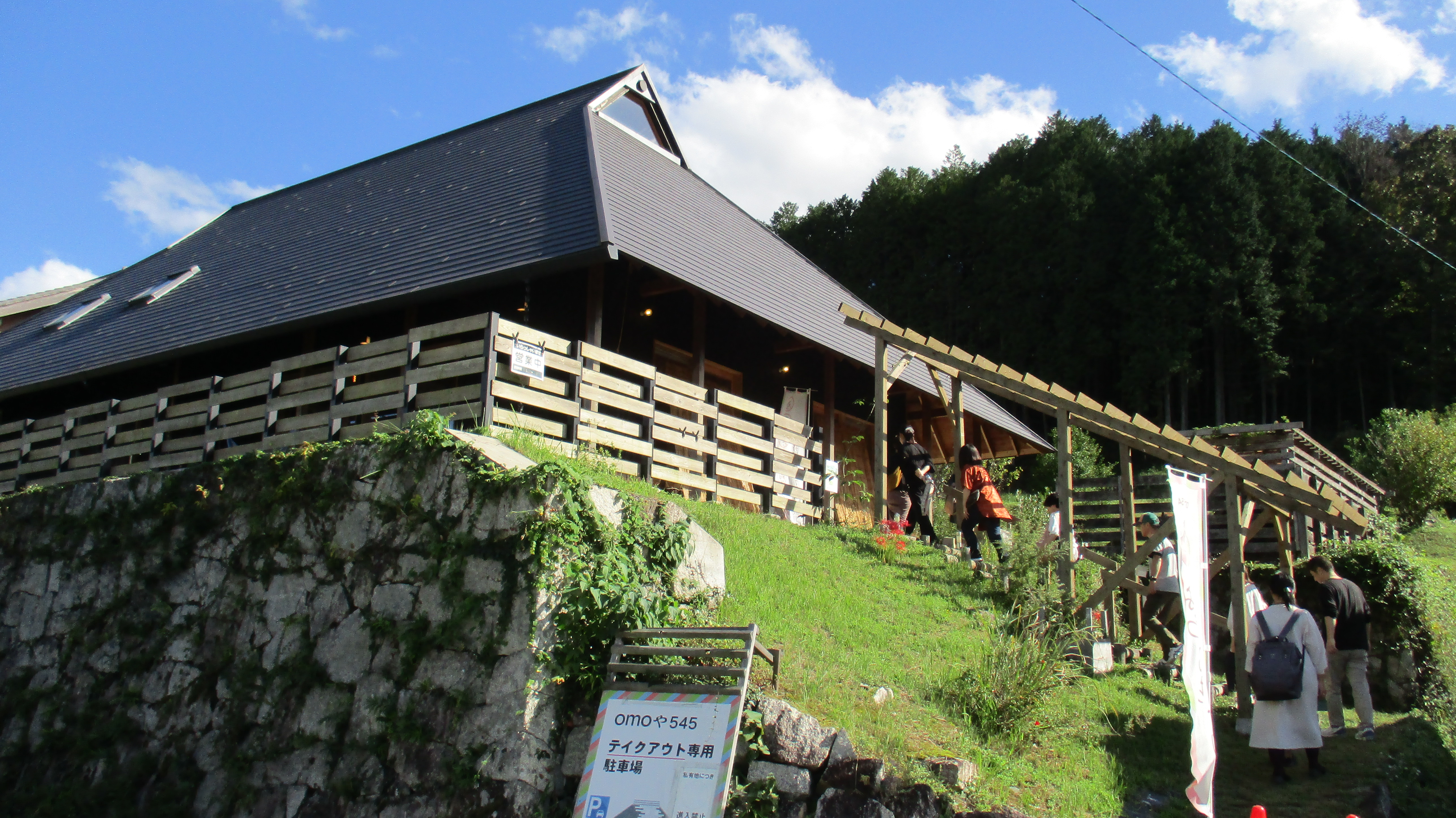 窓から見える景色がきれいな河原邸で先輩移住者のお話を聞きました